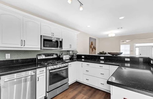 Sunset Apartment | 5 Bedroom 709602 by Houzlet