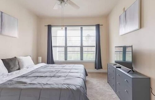 Houston Apartment | *Retreat With Patio And Gym & Pool + Parking*