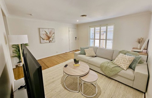 Ryde Villa | Cosy 3BR House w garden, 7 mins drive to Macquarie Centre, 5 stars on AirB&B