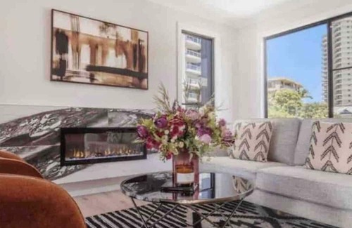 Surfers Paradise Villa | Classy paradise executive residence