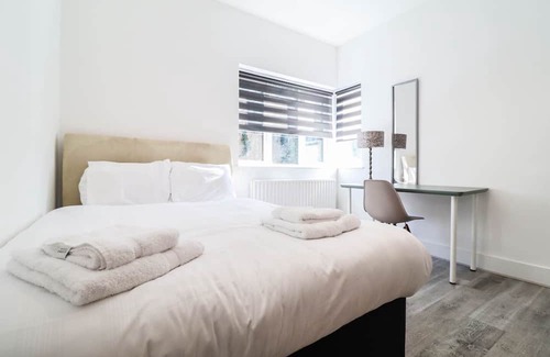 Leyton House | Exquisite Spacious 7BR Residence in Prime London