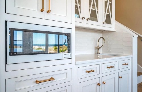 Gold Coast Condo | Come vacation at this 4 bedroom, 3 bath beach front property.