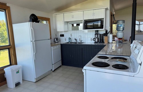The Blue Mountains Cottage | Hill House: Cozy rural cottage with scenic views