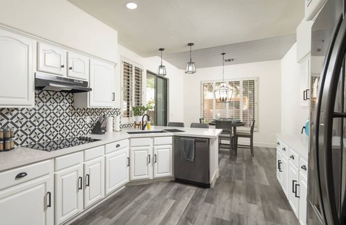 Chandler House | Modern Spacious 2 Master Bedroom Cal King with Loft & Pool Sleeps 6