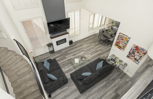 Chandler House | Modern Spacious 2 Master Bedroom Cal King with Loft & Pool Sleeps 6