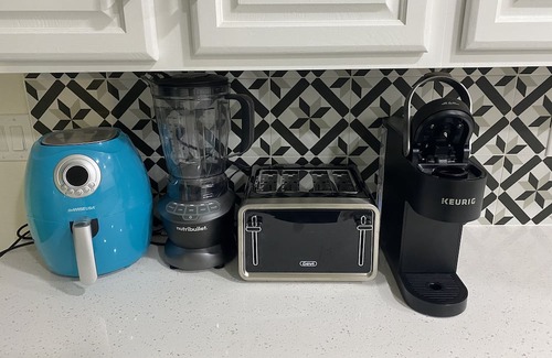 Chandler House | Modern Spacious 2 Master Bedroom Cal King with Loft & Pool Sleeps 6