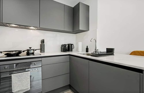 Syon Apartment | Modern 2-Bed Flat w Private Parking by Kew Gardens and 20 Min to Heathrow & City