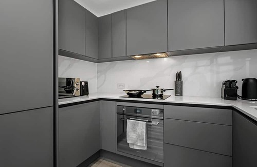 Syon Apartment | Modern 2-Bed Flat w Private Parking by Kew Gardens and 20 Min to Heathrow & City