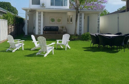 Brighton-le-Sands Apartment | Sunlit Coastal Retreat Close to Cafes and Beach