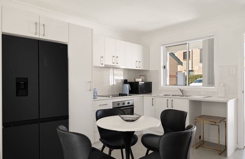 Brighton-le-Sands House | Beachside 2-Bed Home in Brighton-Le-Sand