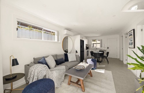 Brighton-le-Sands House | Beachside 2-Bed Home in Brighton-Le-Sand