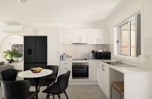 Brighton-le-Sands House | Beachside 2-Bed Home in Brighton-Le-Sand