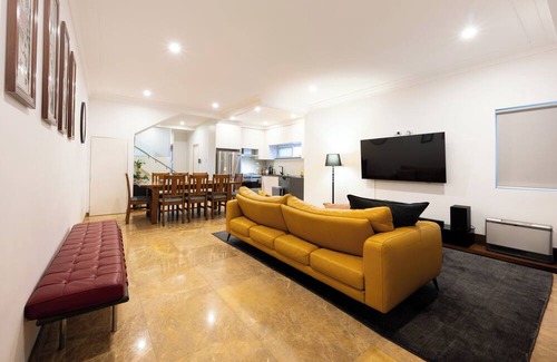 Eastlakes House | Spacious Luxury Home nr SYD Airport, CBD & Beaches