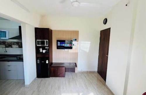 Kandivali East Apartment | 1BHK suite near Mindspace, Malad west