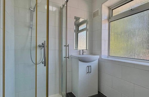 Uxbridge House | Bright 3 Bed Home in Green + Tranquil Gerrards Cross!