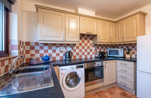 Drumnadrochit House | Wonderful private villa for 6 guests with WIFI, TV and patio