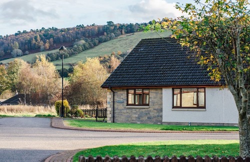 Drumnadrochit House | Wonderful private villa for 6 guests with WIFI, TV and patio
