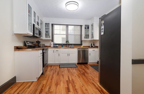 Bassett House | Luxury 3BR Getaway Steps From the River access