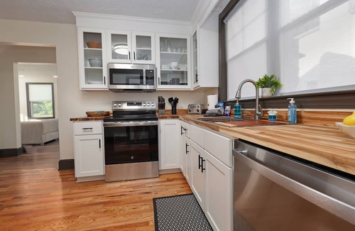 Bassett House | Luxury 3BR Getaway Steps From the River access