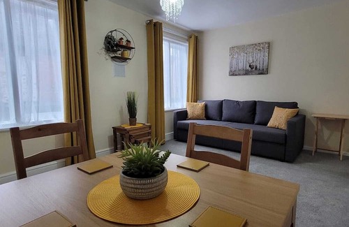 Atherstone Apartment | Spacious Town Centre Apartment - Home Away From Home with Great Wi-Fi