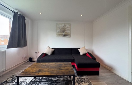 Northolt Mandeville Apartment | Beautifully Styled 2BR with Free Parking Northolt