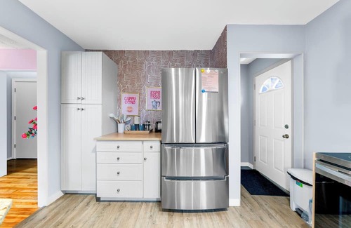 Southwest Edmonton House | 5BR Home | Two Private Suites, Perfect for Groups