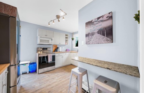 Southwest Edmonton House | 5BR Home | Two Private Suites, Perfect for Groups