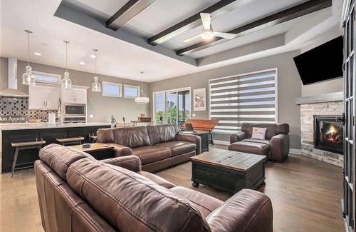 Omaha House | Modern Luxurious Living Omahas best w/King Bed