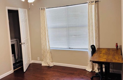 Oak Trails House | Peaceful Entire Home 15 Mn IAH, 25 Mn from Downtown, WFH Station, Up to 6 Guests