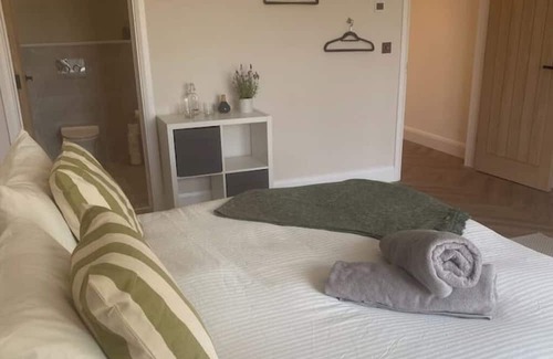 Earls Barton Hotel | Charming ensuite room own entrance and guestlounge