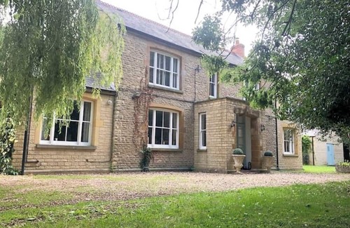Earls Barton House | Stylish Country House with Spa – Sleeps 10