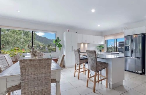 Cannonvale House | Coastal Elegance , Gateway to the Whitsundays -per friendly– Min 3-Month Stay