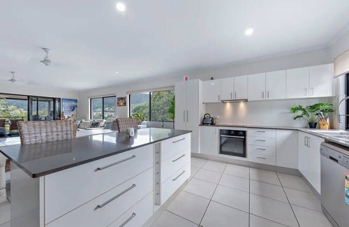 Cannonvale House | Coastal Elegance , Gateway to the Whitsundays -per friendly– Min 3-Month Stay