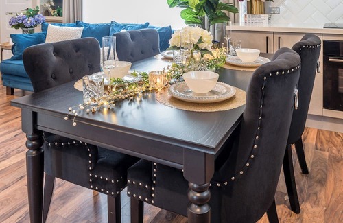 Wynnum West House | A Touch of Luxury by the Bay - Modern & Stylish Top Level 3 Bed Guest Suite