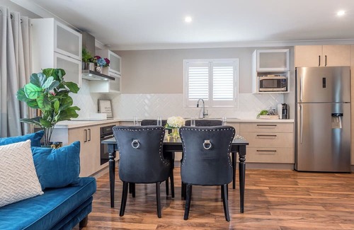 Wynnum West House | A Touch of Luxury by the Bay - Modern & Stylish Top Level 3 Bed Guest Suite