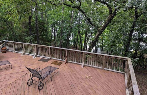 Quitman House | Lakefront on Greer’s Ferry in secluded upscale neighborhood.