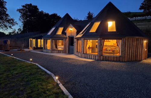 Cribyn Cottage | Y CWLWM - THE CELTIC KNOT, pet friendly, with a garden in Lampeter