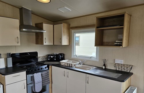 Dunbar Cottage | THURSTON MANOR CARAVAN PARK, PONY MEADOW, with a garden in Dunbar