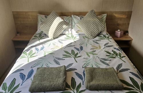 Dunbar Cottage | THURSTON MANOR CARAVAN PARK, PONY MEADOW, with a garden in Dunbar