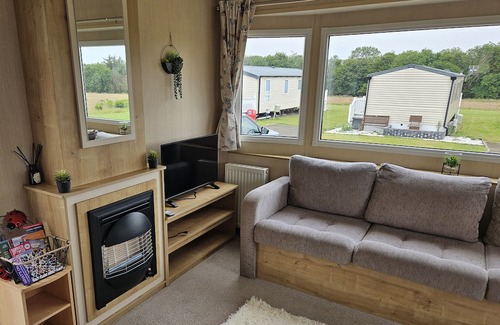 Dunbar Cottage | THURSTON MANOR CARAVAN PARK, PONY MEADOW, with a garden in Dunbar