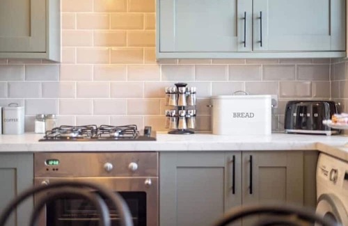 Shawlands Apartment | Bright & Stylish 2-Bedroom Apartment in Shawlands, Glasgow