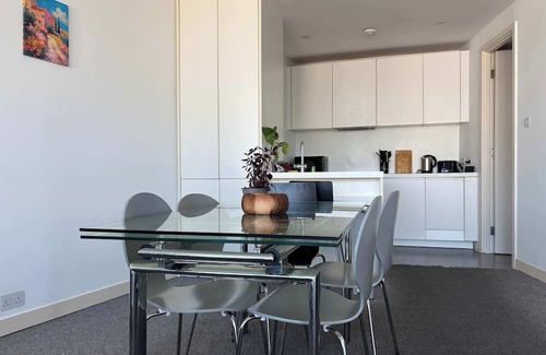 Birmingham City Centre Apartment | City Skyline Stay in Iconic Rotunda, 2B2B Apt