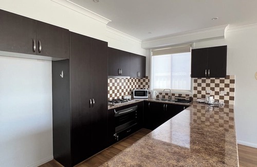 Thomastown House | 4 bedroom 2 bathroom 10min from Melbourne Airport & 20 min from CBD
