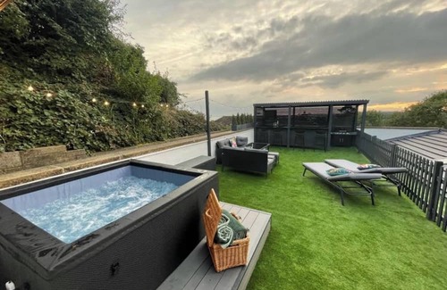 Hythe House | ELEVATED ESCAPE - 3 bedroom house with rooftop terrace,sauna,hot tub&cinema room