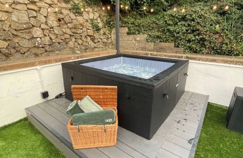 Hythe House | ELEVATED ESCAPE - 3 bedroom house with rooftop terrace,sauna,hot tub&cinema room