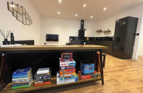 Hythe House | ELEVATED ESCAPE - 3 bedroom house with rooftop terrace,sauna,hot tub&cinema room