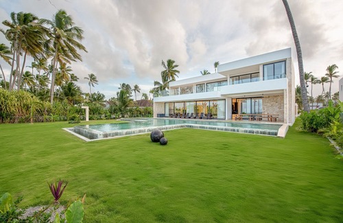 Las Terrenas Villa | Luxury 9BR Beachfront Stunner with Private Pool