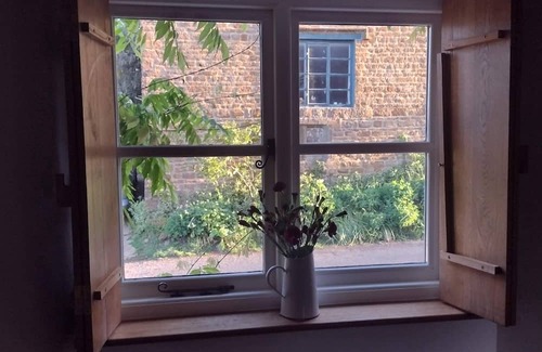 Banbury Cottage | Stone cottage with garden and summer house on Cotswolds border