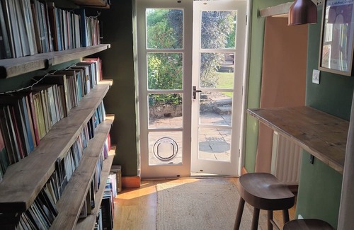 Banbury Cottage | Stone cottage with garden and summer house on Cotswolds border