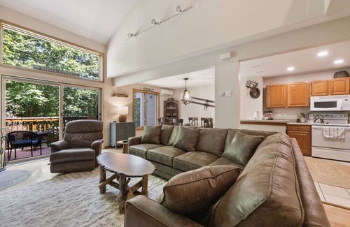 Lincoln House | Large Condo at Forest Ridge! Hot Tub*Pool*Shuttle
